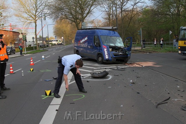 VU Kleintransporter KVB Bahn Koeln Ossendorf Westendstr JK P30.JPG